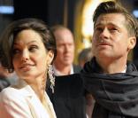 Costume de rigueur pour les amoureux : total blanc pour Angie, total noir pour Brad. Différents, mais toujours ensemble (Première allemande de  Benjamin Button  - 19 janvier 09) 