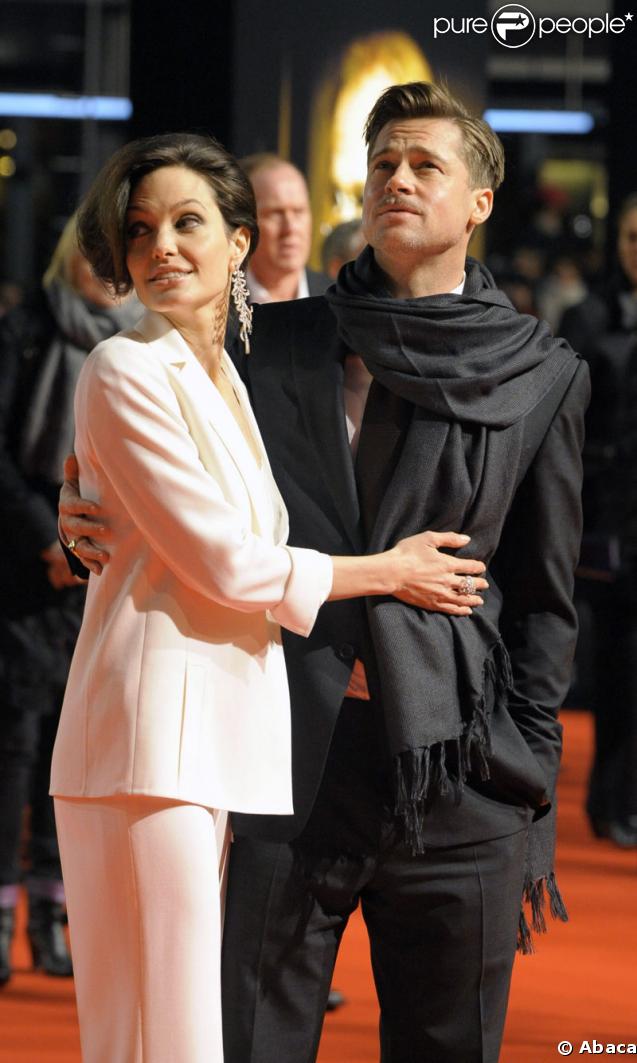 Costume de rigueur pour les amoureux : total blanc pour Angie, total noir pour Brad. Différents, mais toujours ensemble (Première allemande de  Benjamin Button  - 19 janvier 09) 