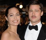Angie a sorti sa sublime robe de soirée noire façon bustier pour accompagner son homme à la Première du film de  Benjamin Button  (à Los Angeles - décembre 2008) 