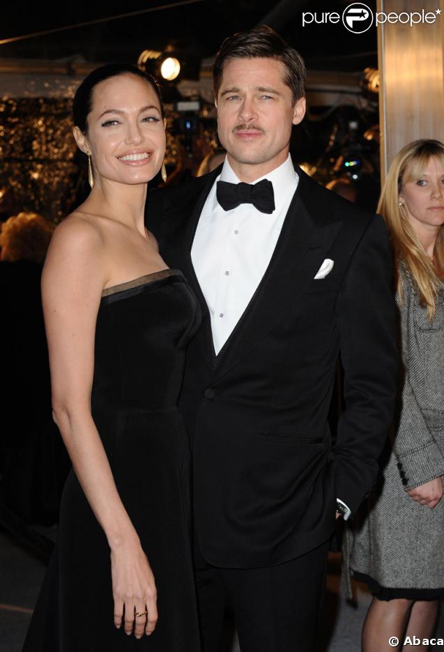 Angie a sorti sa sublime robe de soirée noire façon bustier pour accompagner son homme à la Première du film de  Benjamin Button  (à Los Angeles - décembre 2008) 