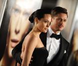 Brad ne lâche pas sa femme qui a fait le déplacement pour le soutenir lors d'une projection à LA. Tenues classiques mais bigrement élégantes sur le couple glam' d'Hollywood ! (décembre 2008) 