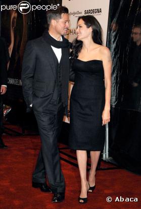 Plus rien n'existe quand les amoureux sont réunis. Ici à l'occasion de la Première new-yorkaise de dernier film d'Angelina Jolie, ils ont à peine remarqué les photographes qui les mitraillaient ! (octobre 2008)