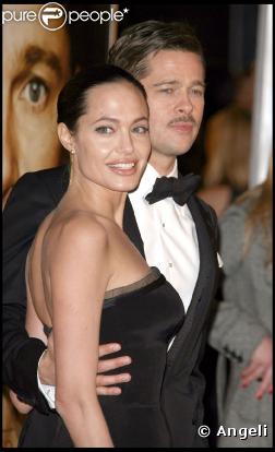 Même quand ce n'est pas pour sa promotion, Angie est rayonnante. Elle accompagne ici Brad à la Première de  Benjamin Button  (Los Angeles, décembre 2008)