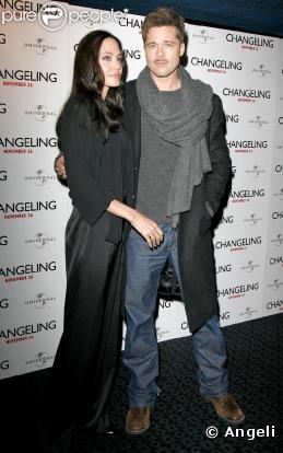 Couple toujours accordé, Brad a suivi sa chérie pour la Première à Londres de  Changeling  (film d'Angie) novembre 2008.