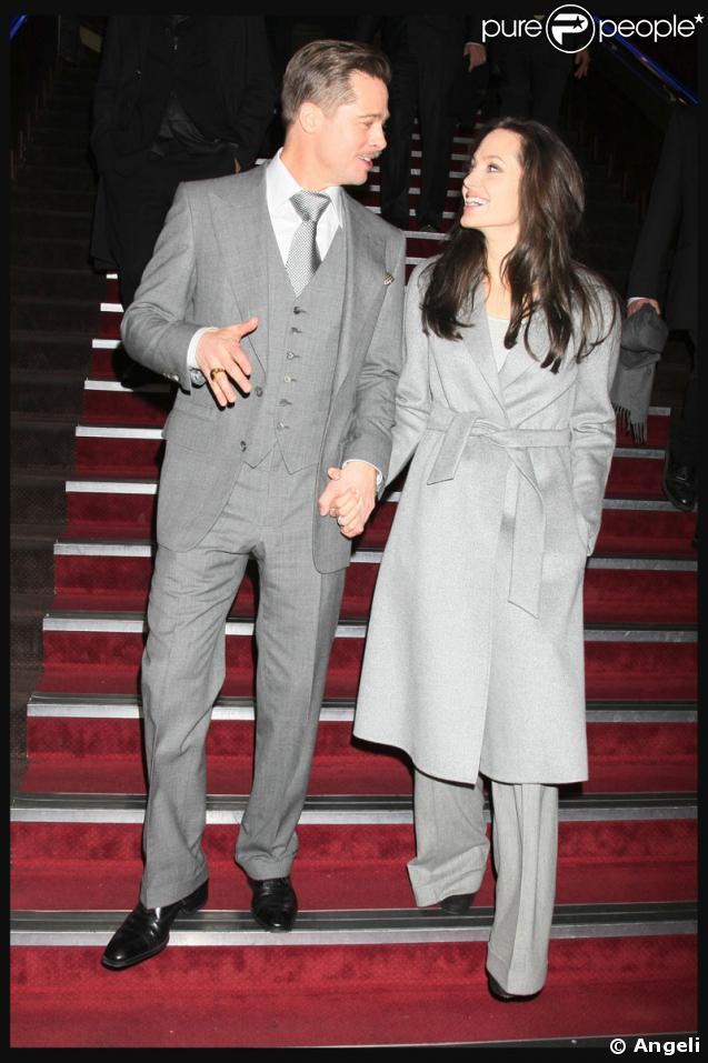 Brad et Angie main dans la main à la Première parisienne de  Benjamin Button , hier 