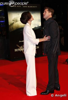 Il ne manquerait plus qu'un gui pour que le baiser arrive entre Brad et Angeilna ! (Première parisienne de Benjamin Button - janvier 2009)