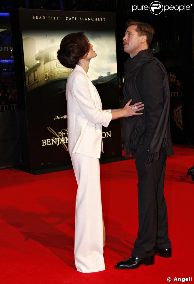 Il ne manquerait plus qu'un gui pour que le baiser arrive entre Brad et Angeilna ! (Première parisienne de Benjamin Button - janvier 2009) 