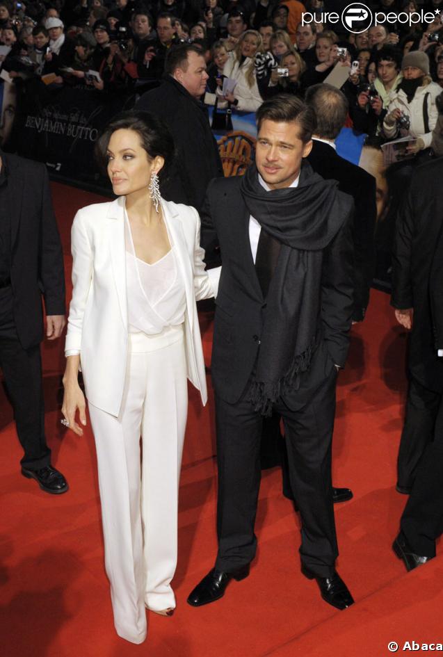 Brad et Angie bras dessus, bras dessous à la Première allemande de  Benjamin Button  (19 janvier 2009 