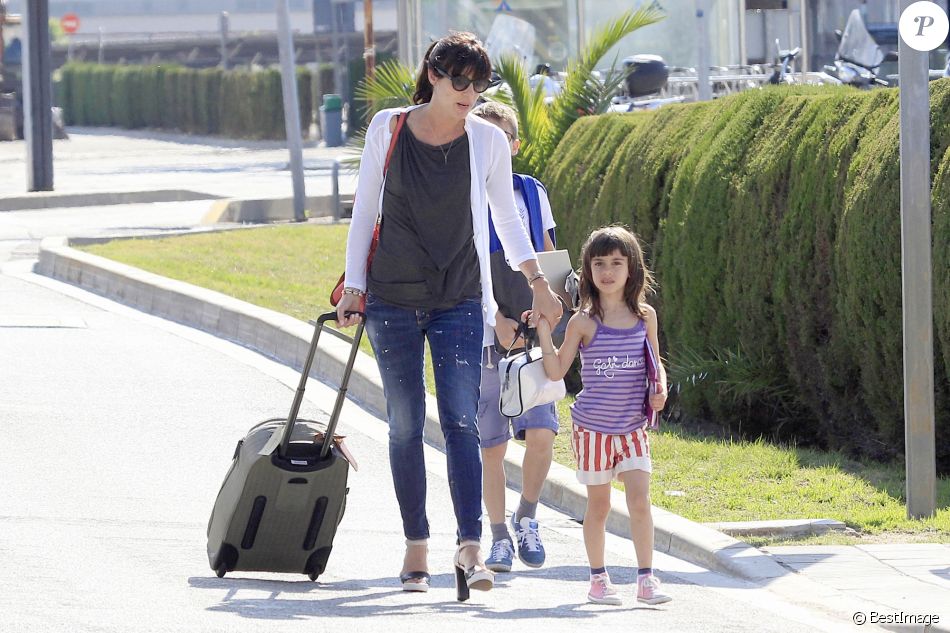 Pep Guardiola arrive à Barcelone avec sa femme Cristina et ses enfants, Maria, Marius et Valentina le 1er juin 2014.