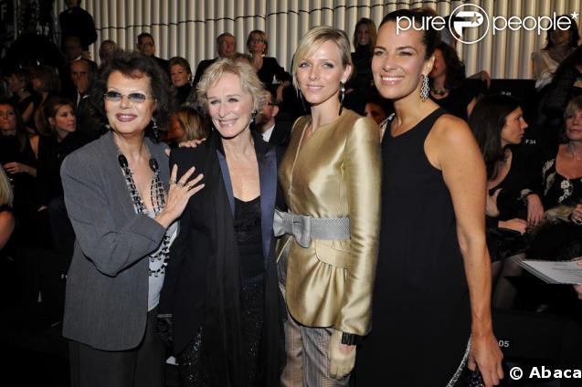 Charlene Wittstock a fait sensation hier au défilé Armani à Paris, entourée de Claudia Cardinale, Glenn Close, Roberta Armani 