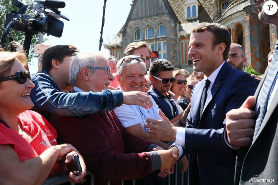 Le président de la République française Emmanuel Macron à l'extérieur de la mairie du Touquet, le 11 juin 2017, où il a voté avec sa femme pour le 1er tour des élections législatives. © Sébastien Valiela/Bestimage