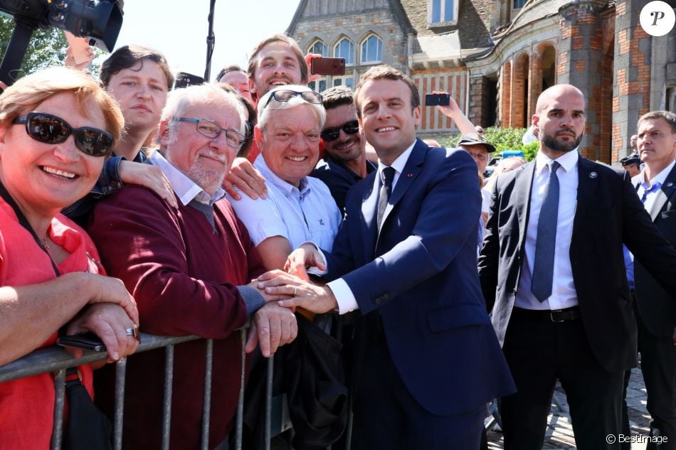 Le président de la République française Emmanuel Macron à l'extérieur de la mairie du Touquet, le 11 juin 2017, où il a voté avec sa femme pour le 1er tour des élections législatives. © Sébastien Valiela/Bestimage