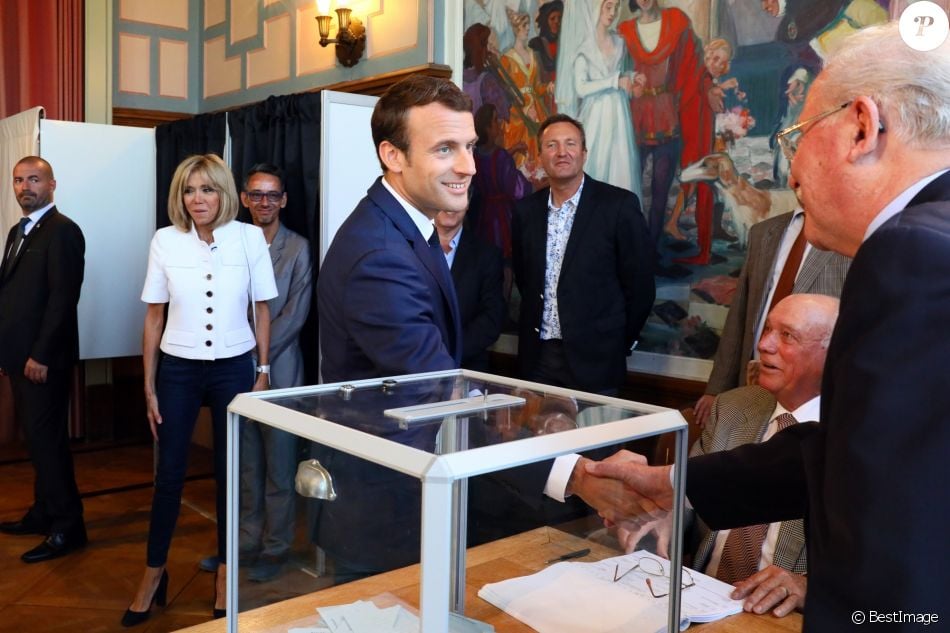Le président de la République française Emmanuel Macron et sa femme la première, dame Brigitte (Trogneux) sont allés voter à la mairie du Touquet pour le premier tour des législatives, au Touquet, France, le 11 juin 2017. © Sébastien Valiela/Bestimage