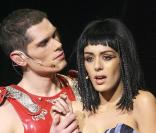 Florian Etienne et Sofia Essaïdi à la première de Cléopâtre au Palais des Sports