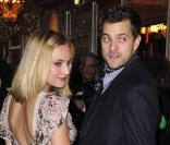 Joshua Jackson pas peu fier de sa compagne la divine Diane Kruger au dîner de la Mode organisé en faveur du Sidaction, le 29/01/09 au Pavillon d'Armenonville.