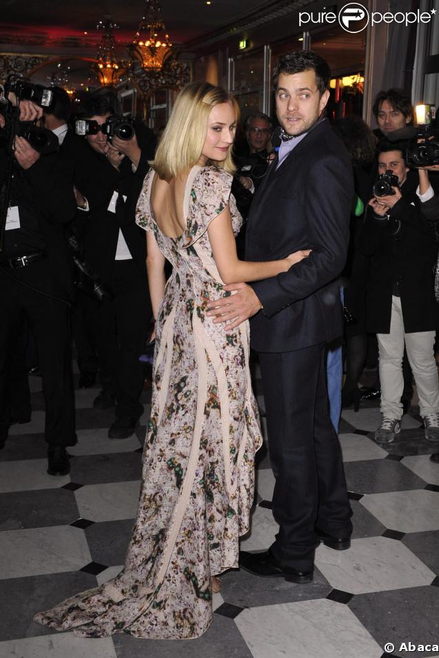 Joshua Jackson pas peu fier de sa compagne la divine Diane Kruger au dîner de la Mode organisé en faveur du Sidaction, le 29/01/09 au Pavillon d'Armenonville.
