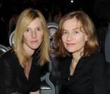 Sandrine Kiberlain et Isabelle Huppert jouent les petites filles sages... 