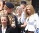 Le prince Harry vérifie si sa dulcinée est bien derrière lui...