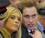 Le 5 mai 2008, à la mémoire des soldats morts en Afghanistan, Harry, et les autres soldats entament une marche sous les yeux amoureux de Chelsy Davy. Moment de complicité entre la belle et son beau-frère le Prince William.<br />