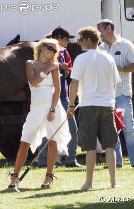 Le 15 Juillet 2006, Le Prince Harry et sa petite amie Chelsy Davy sont venus encouragés Le Prince Williams au polo à Wiltshire.