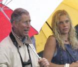 Accompagnée de son beau-papa, le Prince Charles, Chelsy Davy est venue encourager Harry, son beau joueur de polo, au Park Polo Club à Circenster le 22 juillet 2006. Pauvre Chelsy, au Royaume-Uni il pleut même en été !<br />