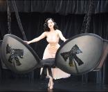 Dita Von Teese pose avec un soutien gorge géant pour le lancement de sa nouvelle collection de lingerie le 23/09/2008 à Londres  