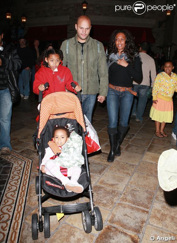  Mel B, son mari Stephen Belafonte, leurs filles Phoenix Chi et Iris Angel à Los Angeles le  12/12/2008 
 &nbsp; 