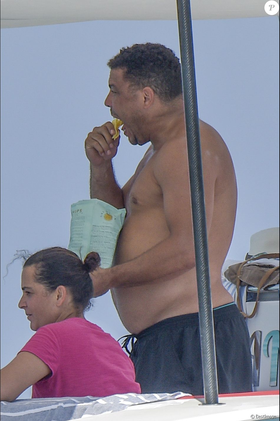 Exclusif - L'ancien footballeur brésilien Ronaldo Luis Nazario de Lima, paquet de chips à la main, sur un yacht à Ibiza, Espagne, le 5 août 2017.