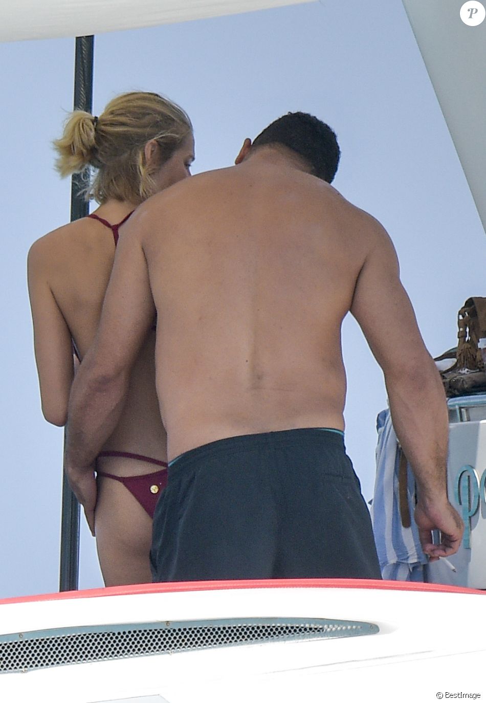 Exclusif - L'ancien footballeur brésilien Ronaldo Luis Nazario de Lima et sa compagne Celina Locks passent leurs vacances sur un yacht à Ibiza, le 5 août 2017.