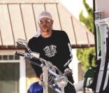 Kevin Federline joue avec son cadeau : la Harley offerte par Britney