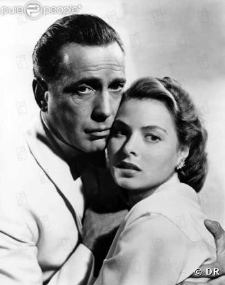 Humphrey Bogart et Ingrid Bergman se sont aimés à Paris mais à  Casablanca,  en temps de guerre, les circonstances sont différentes. C'est dans ce contexte dramatique que leur passion touchera des générations de cinéphiles.