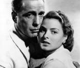 Humphrey Bogart et Ingrid Bergman se sont aimés à Paris mais à  Casablanca,  en temps de guerre, les circonstances sont différentes. C'est dans ce contexte dramatique que leur passion touchera des générations de cinéphiles.