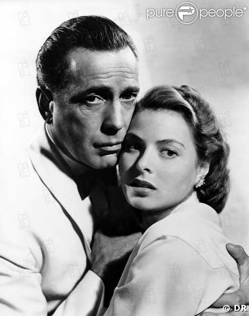 Humphrey Bogart et Ingrid Bergman se sont aimés à Paris mais à  Casablanca,  en temps de guerre, les circonstances sont différentes. C'est dans ce contexte dramatique que leur passion touchera des générations de cinéphiles.