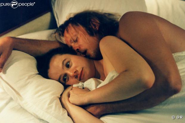 Physiquement incapable de satisfaire sa femme dévouée, un mari handicapé lui demande de s'offrir à d'autres. Avec  Breaking the waves,  Lars von Trier signe une histoire traumatisante mais magnifique.