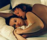 Physiquement incapable de satisfaire sa femme dévouée, un mari handicapé lui demande de s'offrir à d'autres. Avec  Breaking the waves,  Lars von Trier signe une histoire traumatisante mais magnifique.