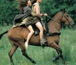 L'Écosse, ses paysages splendides et ses guerriers valeureux... Pour Mel Gibson, ce tableau va être recouvert de sang quand sa bien-aimée sera égorgée devant ses yeux par des soldats anglais. De quoi lui donner envie de se battre !