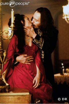 Désespéré face à la mort de sa femme, le comte  Dracula  fait appel aux forces obscures et devient un vampire hanté par sa défunte épouse. Sa réincarnation finira par le tuer pour le libérer.