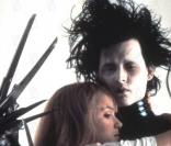 Dans ce conte mélancolique, Tim Burton fait du ''monstre'', Edward aux mains d'argent, un artiste sensible à la poésie de l'amour... en vain.