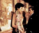 Pas de déclaration passionnée, pas de baiser fougueux mais une histoire platonique et bouleversante entre deux personnes mariées. <i>In the mood for love</i> atteint avec une élégance rare le summum de l\'amour impossible.