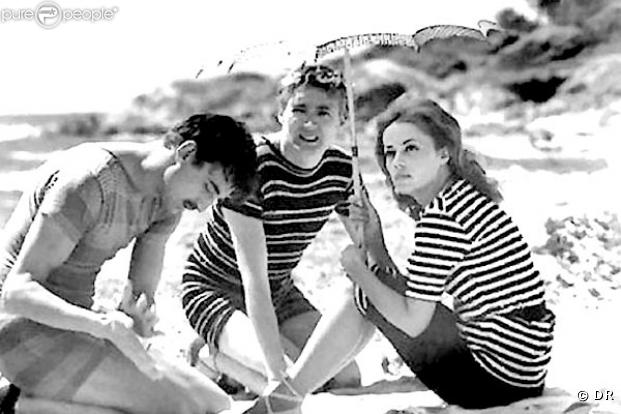 Ils se sont retrouvés, ils se sont séparés dans l'tourbillon de la vie !  Jules et Jim  sont les amants de la belle Catherine. Un trio amoureux dirigé par François Truffaut, ça finit forcément tragiquement mais c'est encore plus beau.