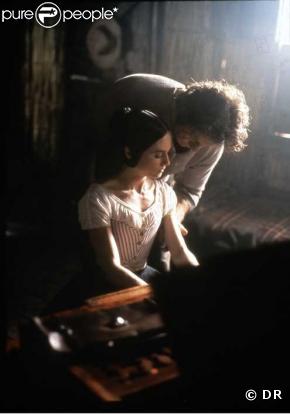 Sur les terres hostiles néo-zélandaises, une pianiste muette et un marin rustre se livrent à un échange de bons procédés sensuel. L'histoire de  La Leçon de piano  finit presque bien : le mari trompé coupe à son épouse un doigt...