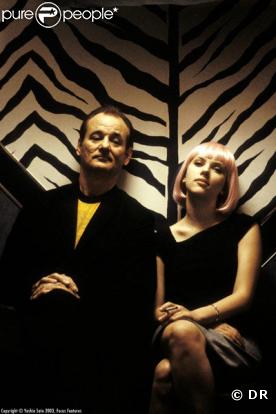 Un acteur sur le déclin et une jeune femme errent ensemble dans les rues de l'impressionnante Tokyo. Dans  Lost in Translation,  la relation est purement platonique et poétiquement bouleversante.