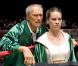 En entraînant sa  Million Dollar Baby  (Hilary Swank), Clint Eastwood, qui ne croyait plus en rien, revit, mais leur complicité intense sera mis K.O. par la boxe elle-même... 