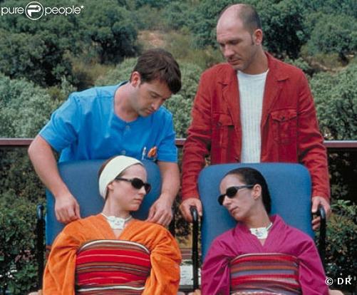 Mélange de tabou et de sacré, la mort est le coeur du film de Pedro Almodovar,  Parle avec elle.  Le cinéaste espagnol transforme l'amour d'un infirmier pour sa patiente dans le coma en une ode dérangeante mais étrangement belle.