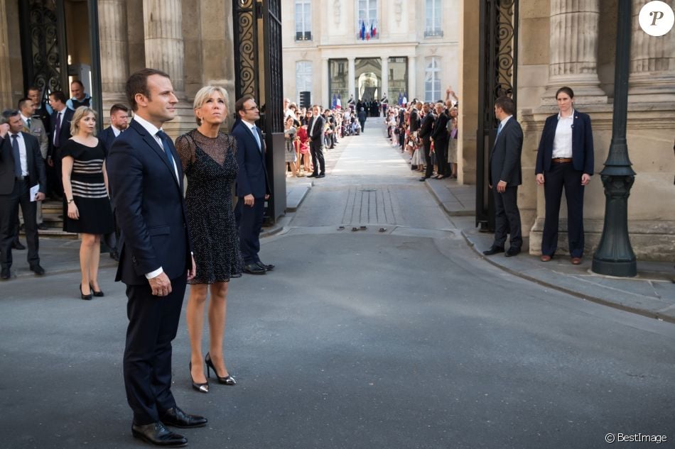 Le Président de la République Française, Emmanuel Macron et sa femme la Première dame Brigitte Macron (Trogneux) accueillent, sur fond de Fête de la Musique, le président de la République de Colombie Juan Manuel Santos et sa femme la Première dame Clemencia Rodriguez au Palais de L'Elysée à Paris, France, le 21 juin 2017. © Dominique Jacovides/Bestimage