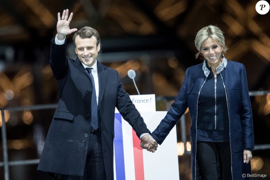 Emmanuel Macron avec sa femme Brigitte Macron - Le président-élu, Emmanuel Macron, prononce son discours devant la pyramide au musée du Louvre à Paris, après sa victoire lors du deuxième tour de l'élection présidentielle le 7 mai 2017. © Cyril Moreau / Bestimage