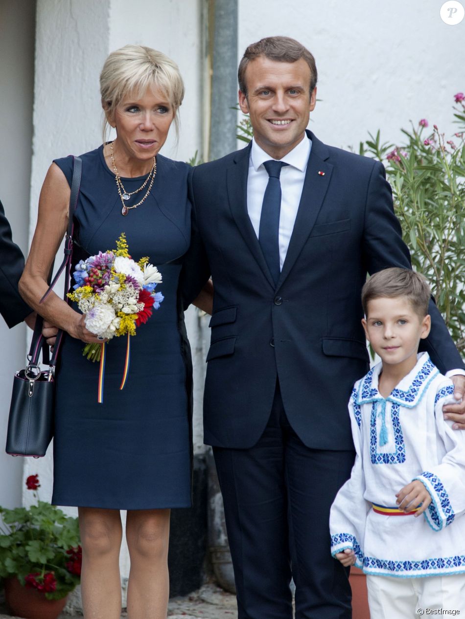 Le président de la République française Emmanuel Macron et sa femme la première dame Brigitte Macron visitent le musée du village roumain "Dimitrie Gusti", en compagnie du président de Roumanie Klaus Iohannis et sa femme Carmen Iohannis à Bucarest, Roumanie, le 24 août 2017. © Pierre Perusseau/Bestimage