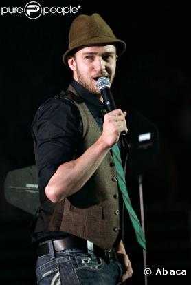 Sur scène, il ne quitte pas son chapeau ni son gilet. Son style s'étend de sa vie privée, aux plateaux de télé en passant par les concerts, ici fin 2006.