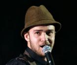 Sur scène, il ne quitte pas son chapeau ni son gilet. Son style s'étend de sa vie privée, aux plateaux de télé en passant par les concerts, ici fin 2006. 