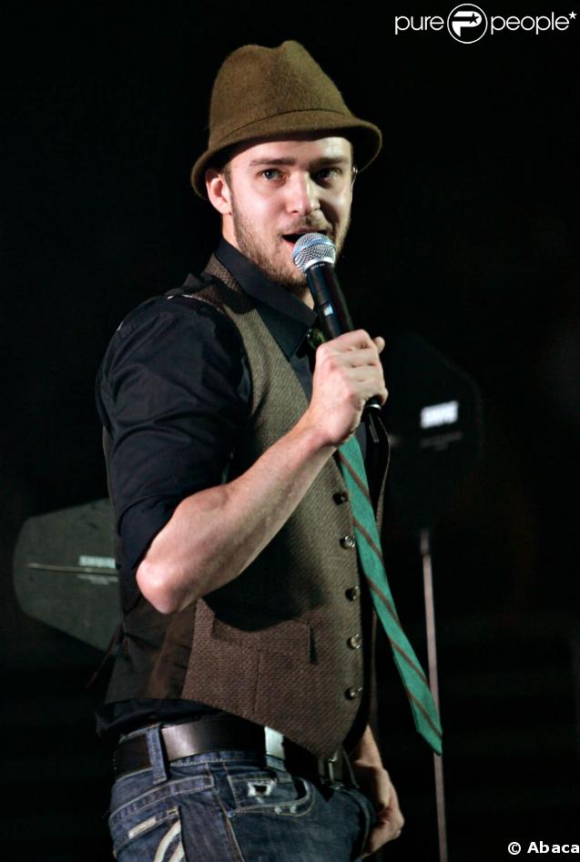 Sur scène, il ne quitte pas son chapeau ni son gilet. Son style s'étend de sa vie privée, aux plateaux de télé en passant par les concerts, ici fin 2006. 